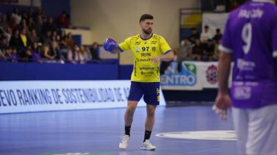 Tito Diaz regresa tras su larga baja en la victoria del Bidasoa en Guadalajara