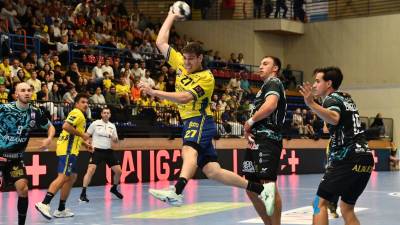 Tablas en el intenso duelo entre BIdasoa y Ademar en Artaleku
