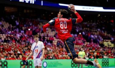 España desarbola a Francia en un gran partido y complica la vida a los galos